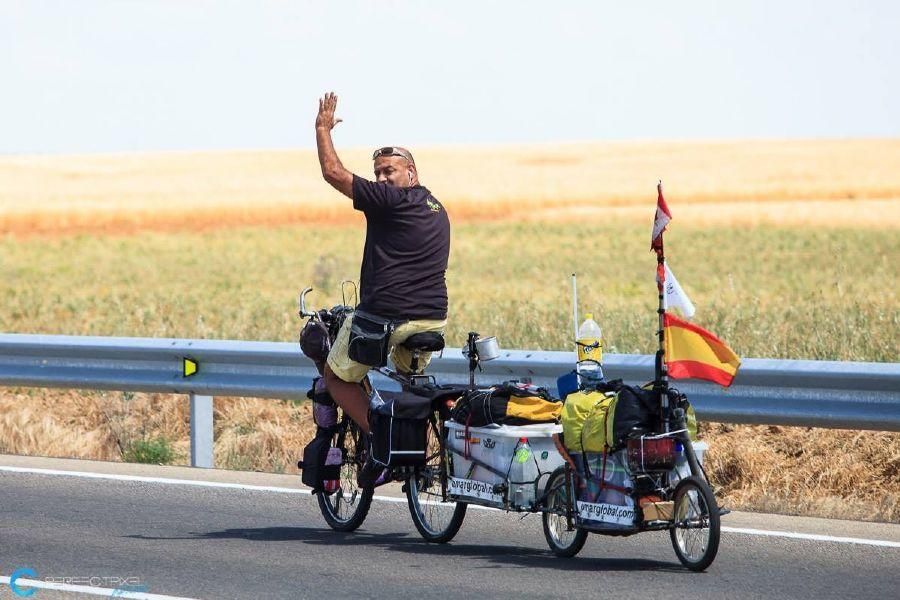Omar Ruiz-Díaz recorre el mundo con su bicicleta