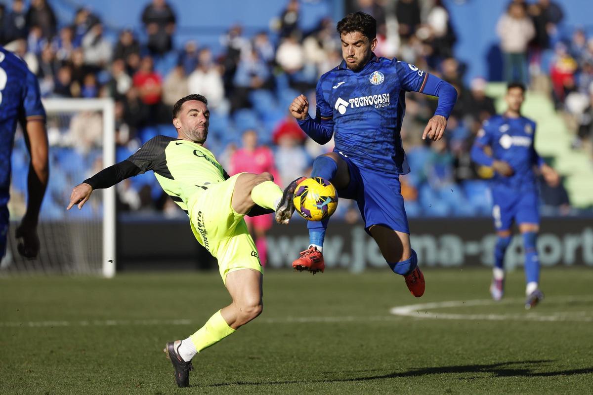Getafe - RCd Mallorca. Darder pugna por un balón con Arambarri