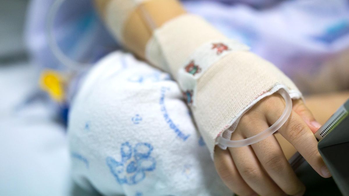 Imagen de archivo de un niño ingresado en un centro hospitalario.