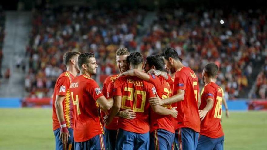 Los jugadores de la selección española celebran uno de sus goles a la subcampeona del mundo Croacia el pasado martes en un Martínez Valero lleno y entregado.