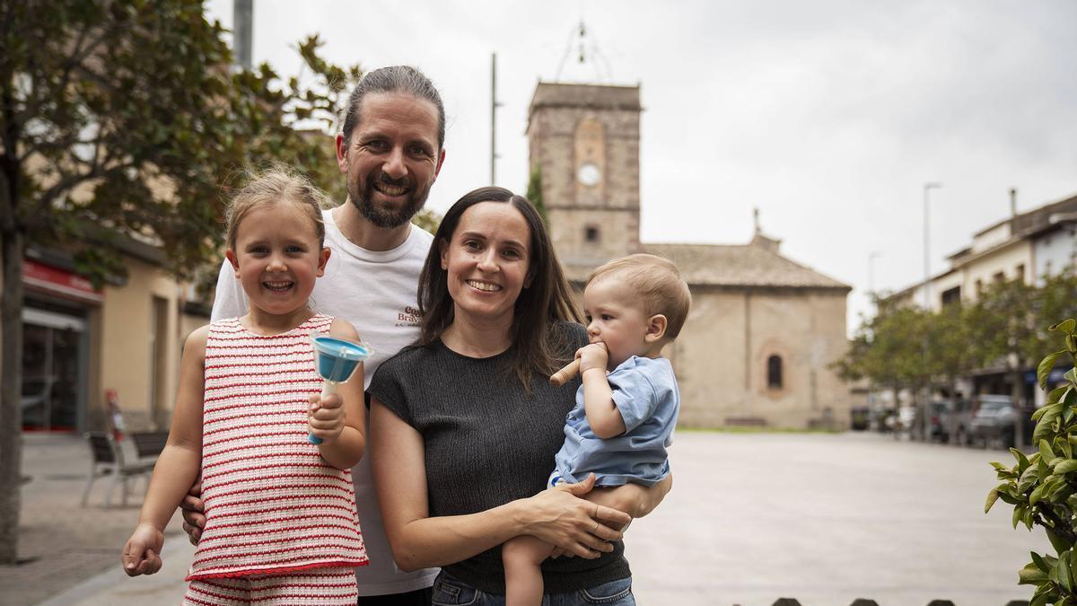 Martin Heinzle i Sílvia Rovira, amb els seus fills, Valentina i Kilian, a la plaça Major d’Avinyó just abans de participar en una sessió dels Tallers Musicals