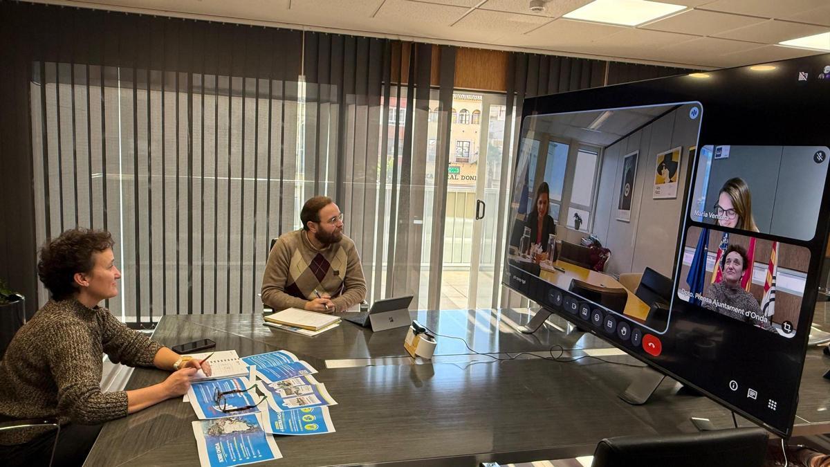 La alcaldesa de Onda ha mantenido una conferencia con la directora general de Política Energética de la Unión Europea, Cristina Lobillo, para trasladarle las inquietudes del sector ante las regulaciones que merman la competitividad industrial.