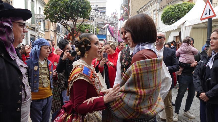 La secretaria general del PSPV y ministra de Ciencia, Diana Morant, visita las Fallas de Mislata (Valencia)