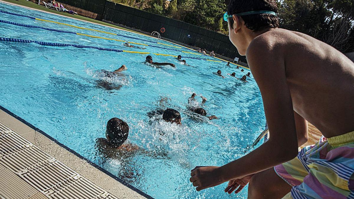 Un grup de joves a la piscina d’estiu, aquesta setmana | OSCAR BAYONA