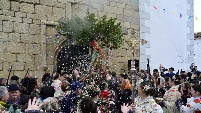 Frío, petardos y Carantoñas: el día grande de Acehúche ya se vive en el pueblo