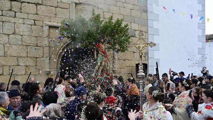 Frío, petardos y Carantoñas: el día grande de Acehúche ya se vive en el pueblo