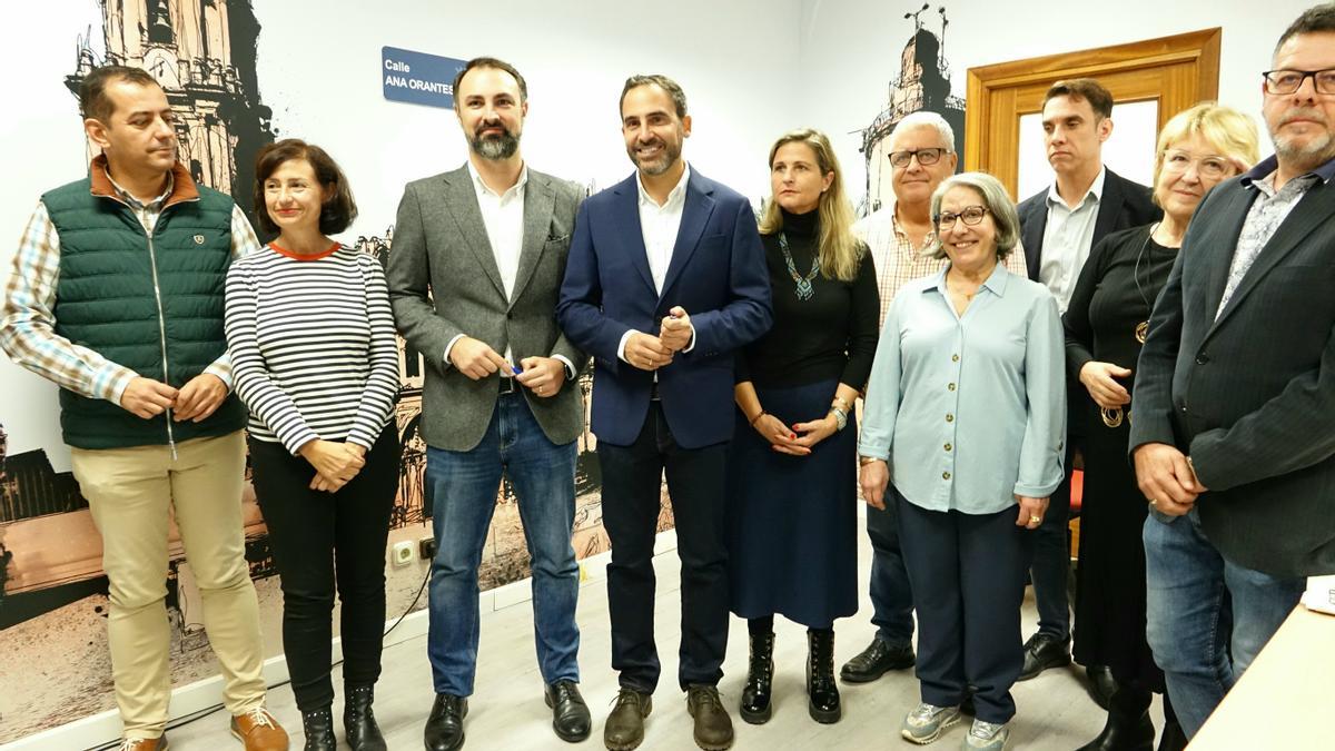 Daniel Pérez, rodeado de los concejales del grupo municipal del PSOE en el Ayuntamiento de Málaga.