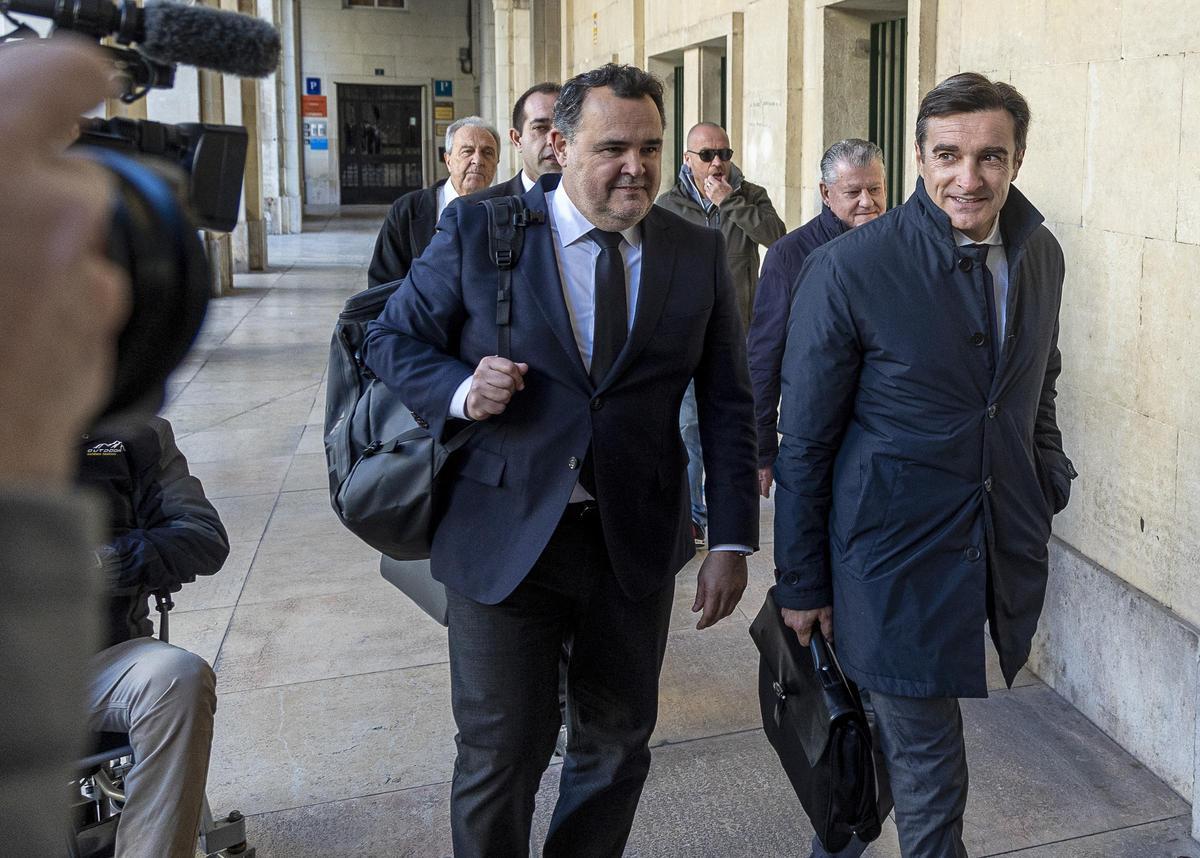 Imagen de los acusados acompañados por sus defensas a su llegada a la Audiencia el día del juicio.