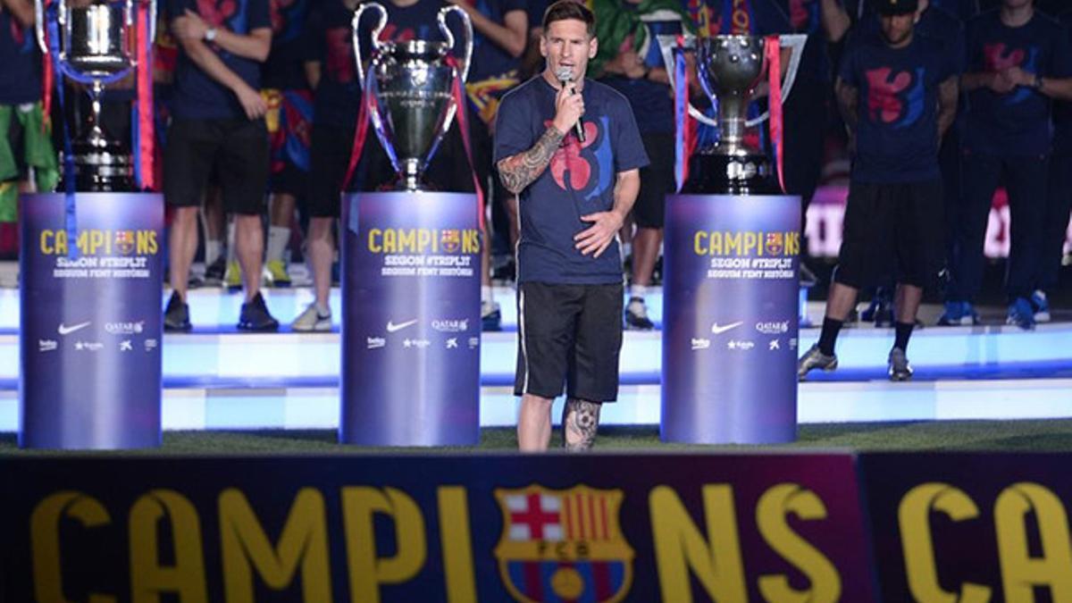 Messi, junto al triplete que consiguió el Barça esta temporada