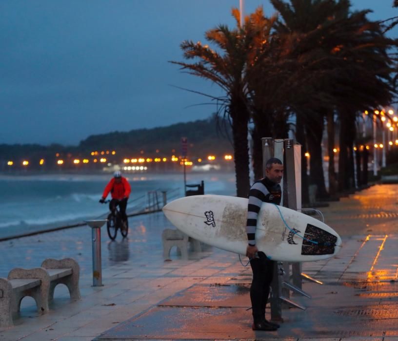 El viento y la lluvia marcaron la jornada de ayer en Vigo // J. Lores