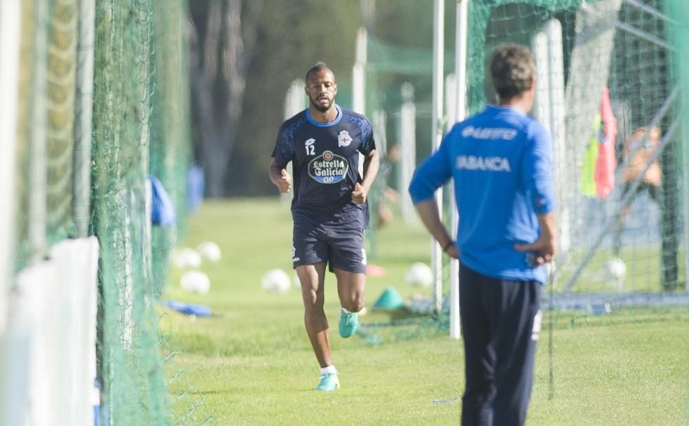 Carles Gil tuvo que abandonar antes de tiempo el entrenamiento. Sidnei y Joselu, también al margen.