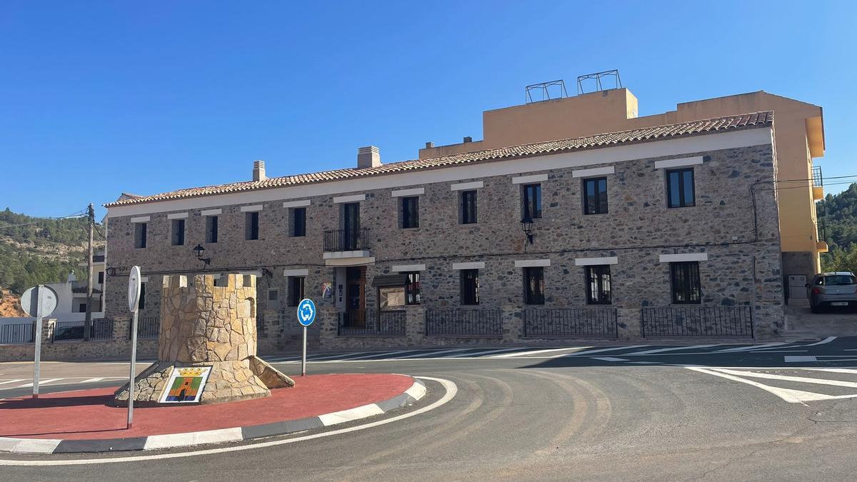 Argelita transforma una antigua casa cuartel en un hotel rural, albergue y restaurante.