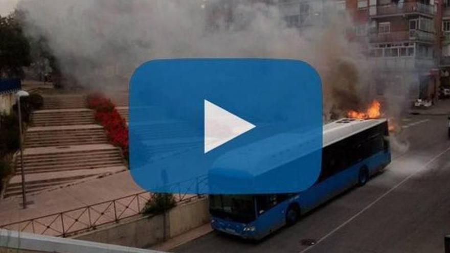 Así arde y explota un autobús urbano en las calles de Madrid