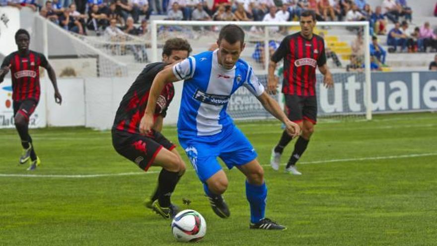 Navarro protege el balón.