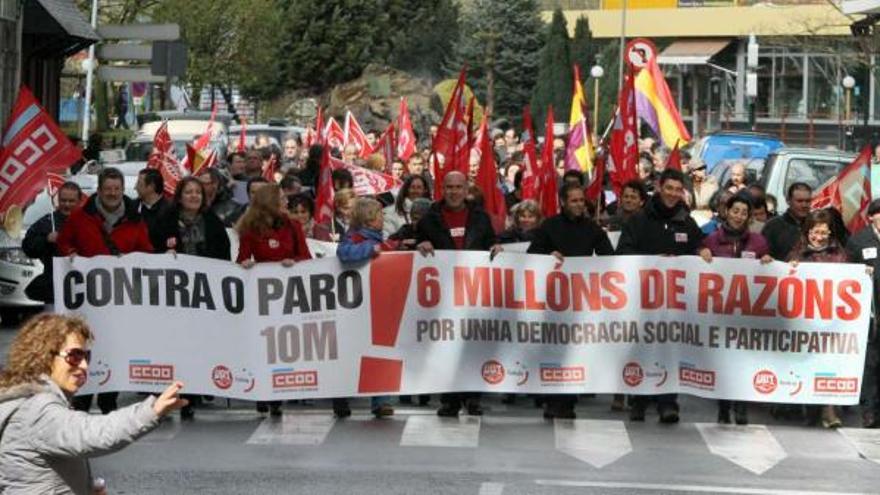 La movilización de Vilagarcía estuvo abanderada por Comisiones Obreras, UGT y Esquerda Unida.  // J. L. Oubiña