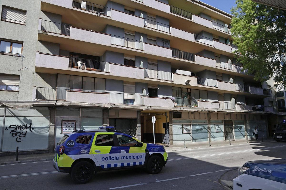 El bloc ocupat de Ferran Puig, amb un cotxe de la Policia Municipal.