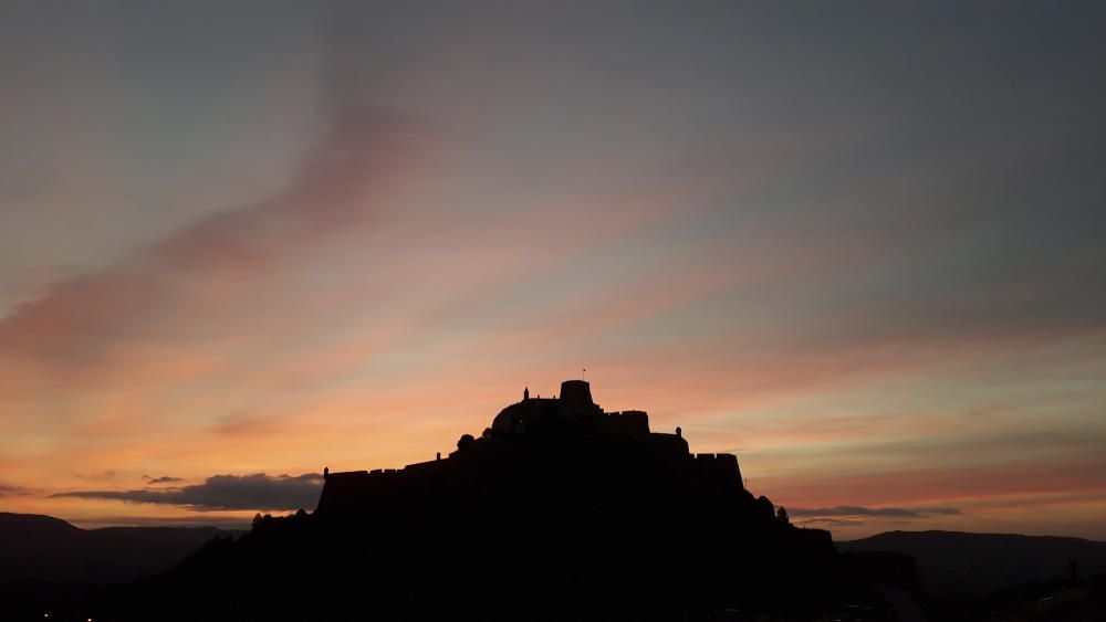 Cardona. Unes bandes de núvols prims van deixar un bonic to rosat a la imminent sortida del sol.