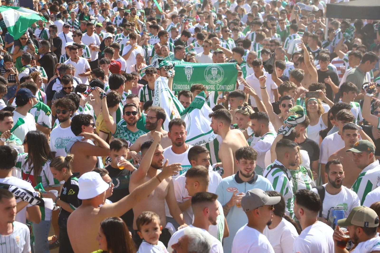 Córdoba CF-Ponferradina | El espectáculo de los aficionados en la Fan Zone de El Arcángel
