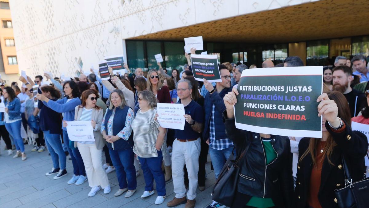 Funcionarios de Justicia, en una concentración ante la Ciudad de la Justicia de Córdoba.