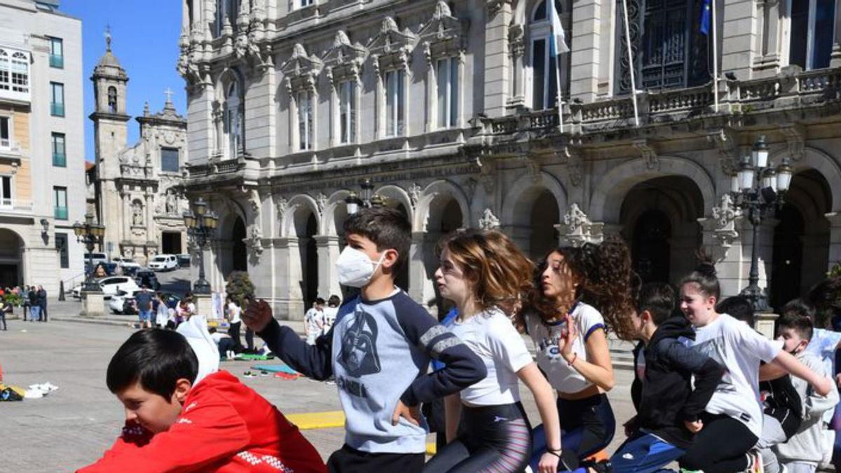 Salto al unísono de estudiantes.   | // VÍCTOR ECHAVE