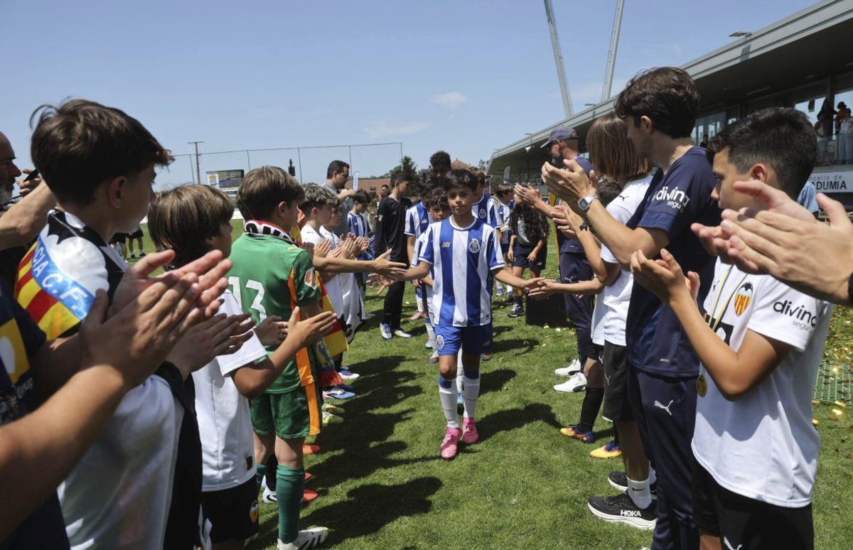 El Valencia hizo el pasillo de honor a los portugueses. | NOÉ PARGA