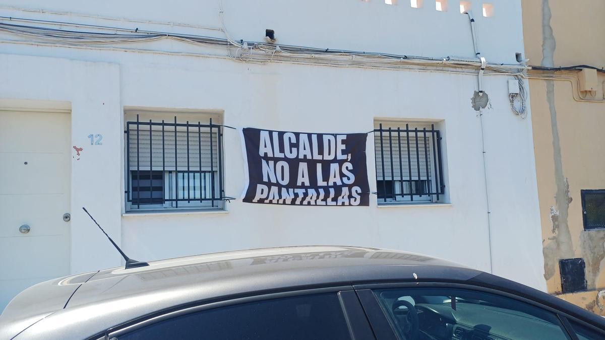 La pancarta de "Alcalde, no a las pantallas" en una de las calles que limita con la autovía a su paso por San Antonio de Benagéber.