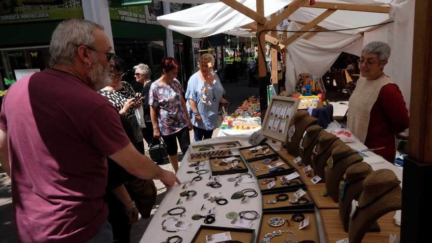 Mercáu y música por San Juan en Laviana