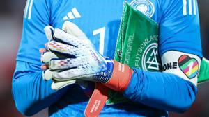 Manuel Neuer con el brazalete arcoíris