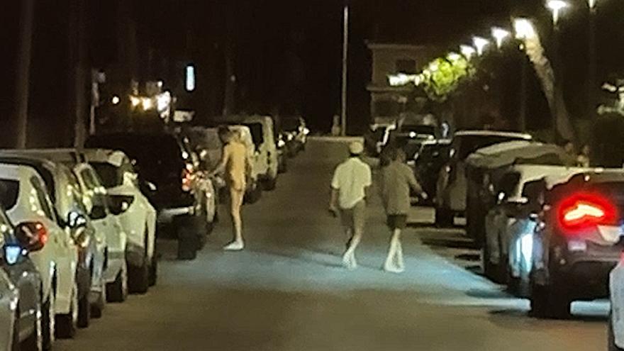 Incivismo en Mallorca | Un hombre pasea desnudo en Playa de Palma e intenta abrir coches aparcados