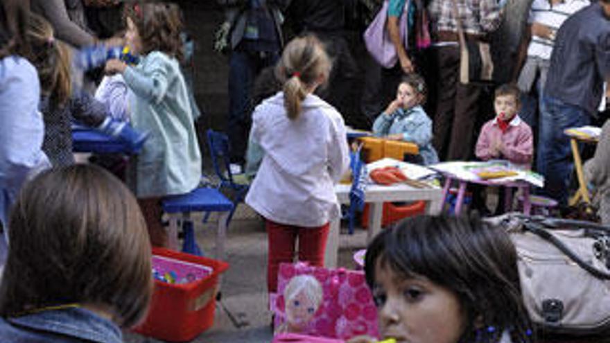 Padres y escolares del coelgio público protestan delante de Educación en la calle.