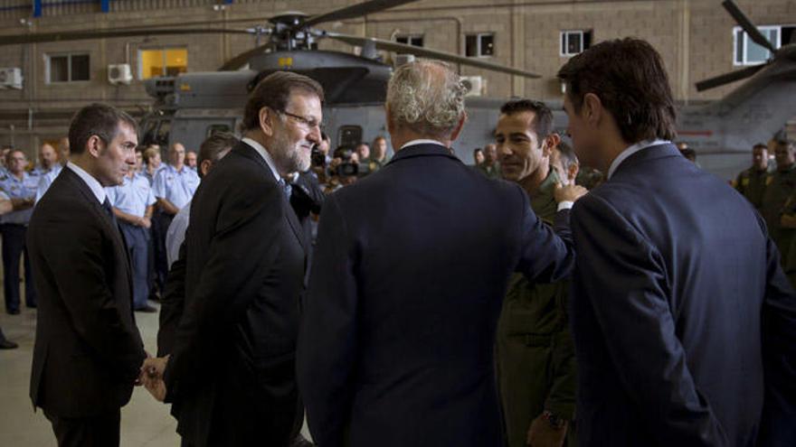 Mariano Rajoy, Fernando Clavijo (izquierda), Pedro Morenés (de espaldas), y José Manuel Soria (derecha) con militares compañeros de los fallecidos en Gando.