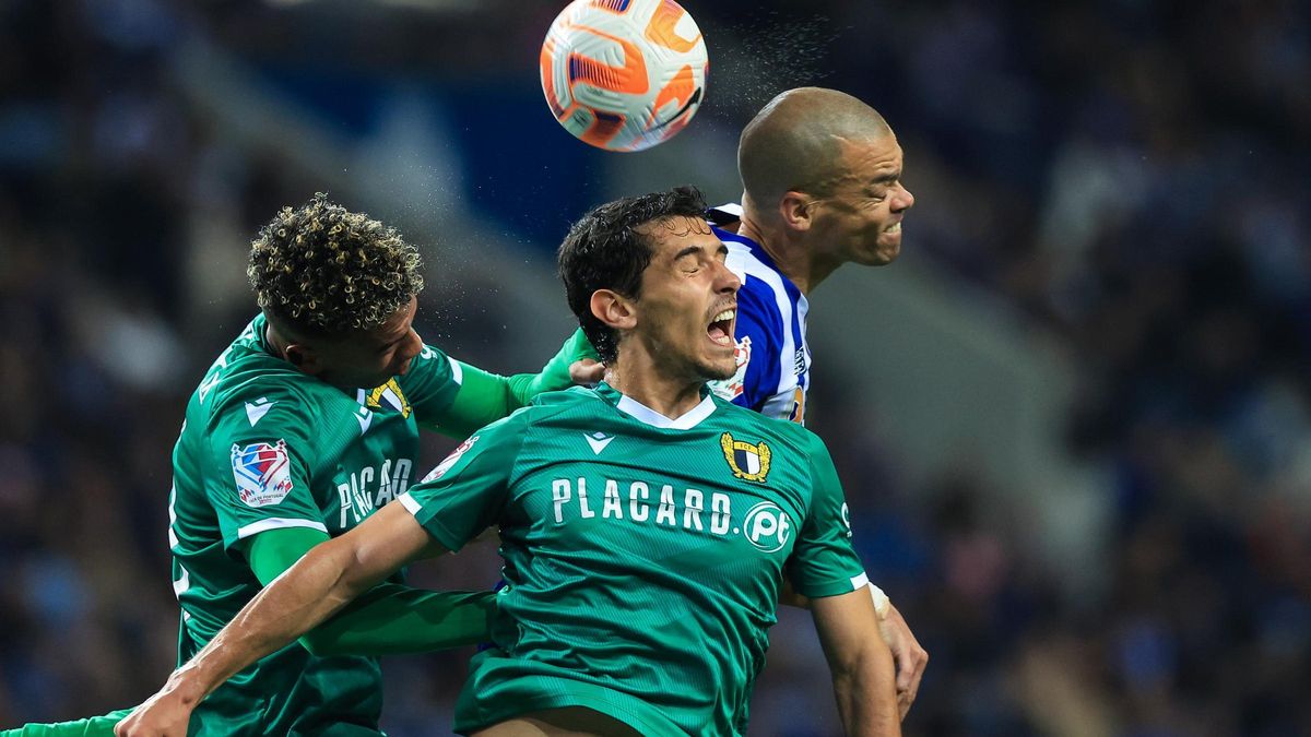 Un futbolista del Famalicão disputa el balón en un partido en Portugal.