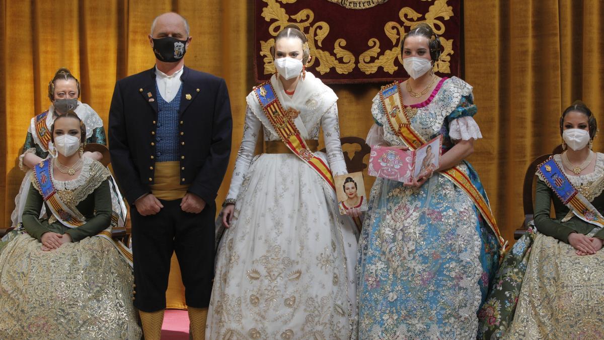 El intercambio de fotos entre Consuelo Llobell y Eva Vallés, junto con el vicepresidente de Séneca-Yecla, Daniel Sánchez Parejo