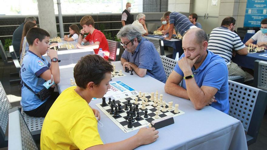 Una jornada del primer torneo de ajedrez en el Complejo Hospitalario de Ourense.   | // I.O.