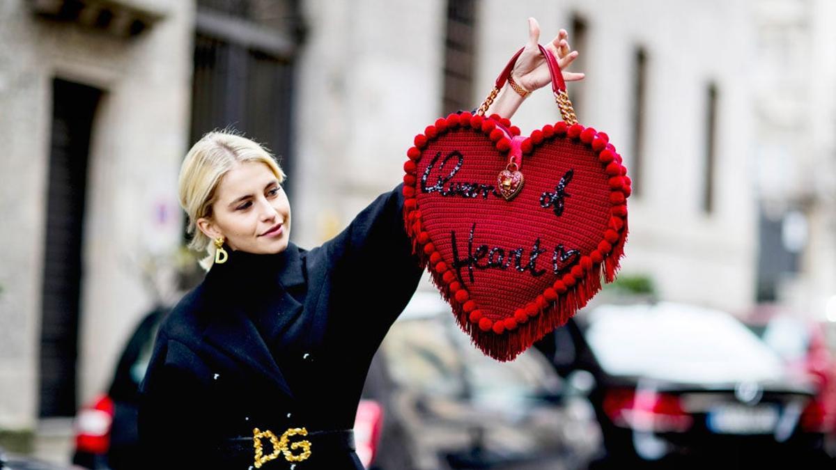 Caroline Daur con un bolso corazón