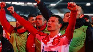 Los jugadores del Estrella Roja, con Gazprom en el pecho, celebran el triunfo ante el Partizan.