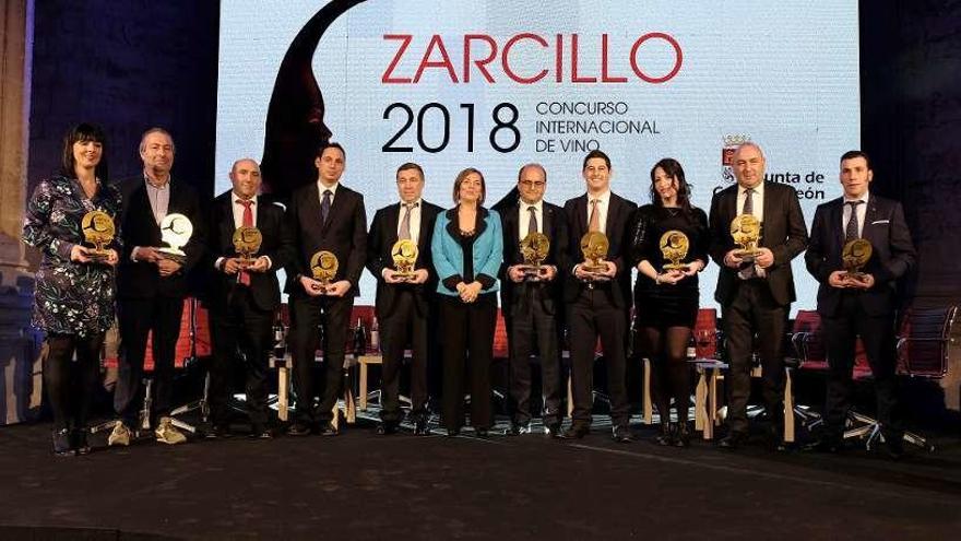 Marcos, en el centro, posa junto a los galardonados en la última edición de los Premios Zarcillo.