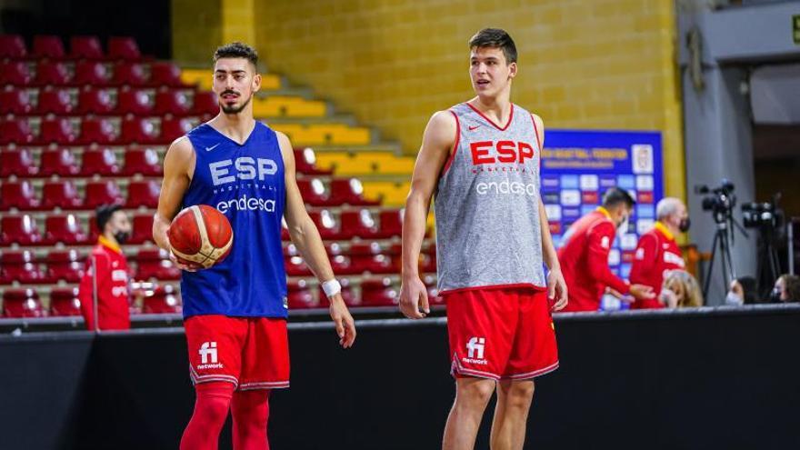 Josep Puerto junto a Jaime Pradilla, en su primer entrenamiento con la selección absoluta celebrado ayer en Córdoba. | FEB