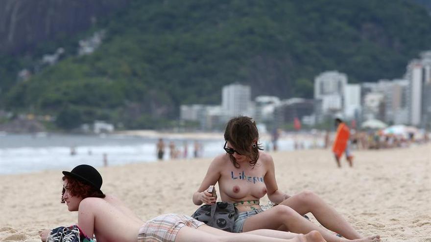 Dos chicas hacen toples en una playa