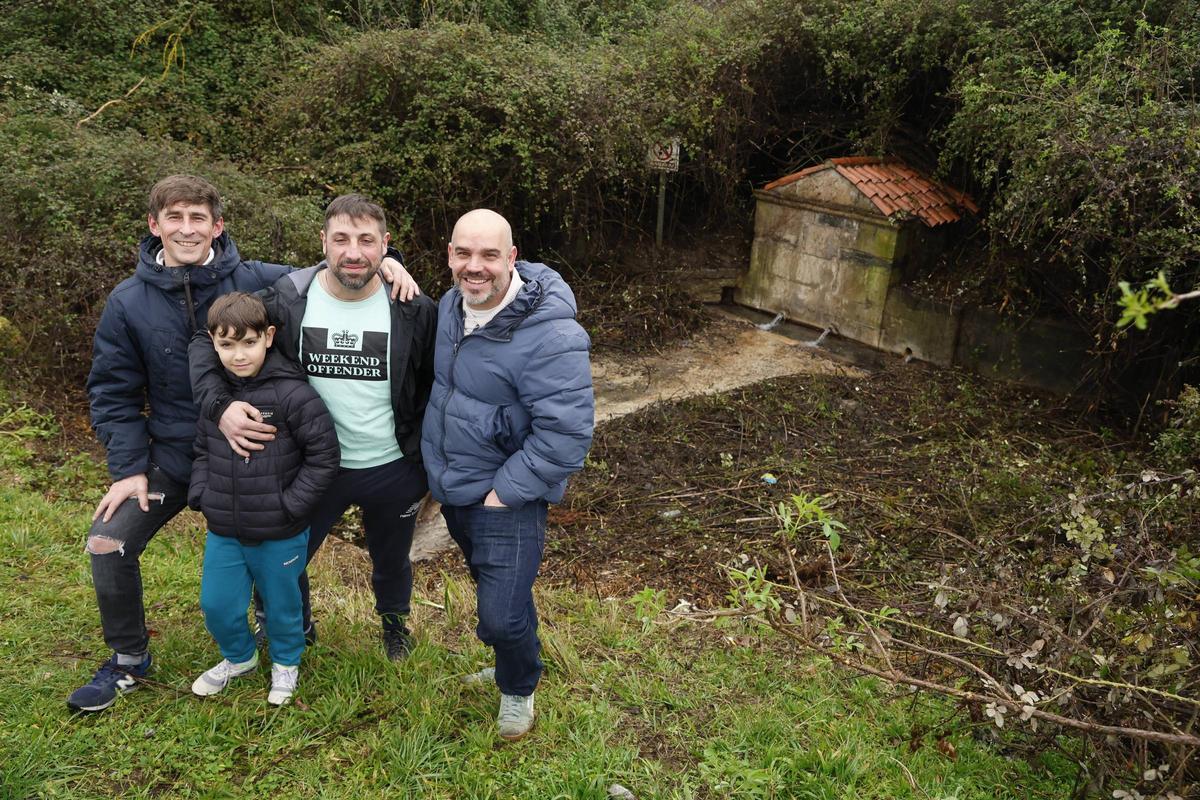 La histórica fuente de Contrueces, en Gijón, de nuevo a la vista gracias al trabajo e iniciativa de los vecinos (en imágenes)