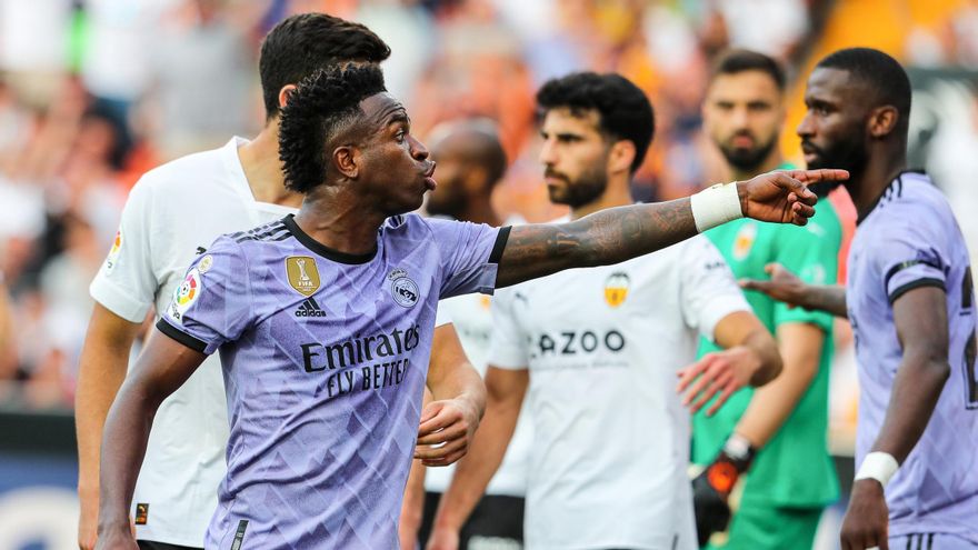Vinicius se queja de los insultos racistas en Mestalla.