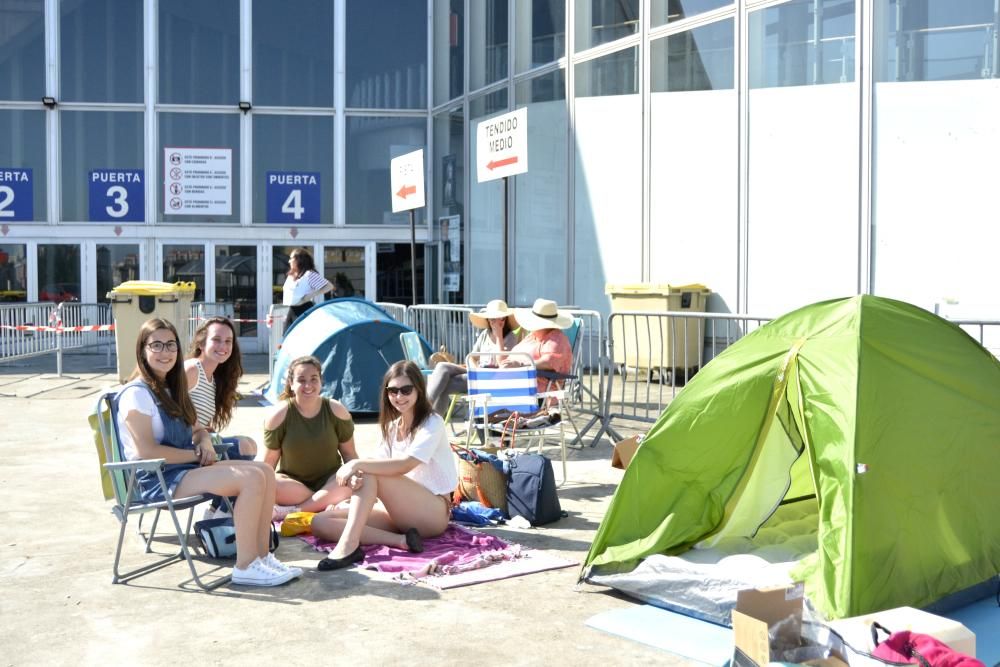 Las primeras fans se instalan en tiendas de campaña para asegurarse un sitio en primera fila en el concierto que el cantante ofrecerá este viernes en el Coliseum.