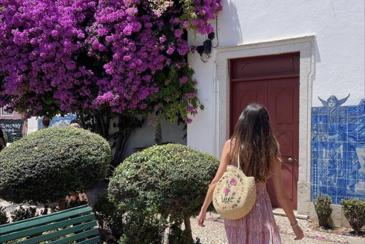 La 'influencer' Lucía Páramo con el bolso de rafia más buscado de Sézane