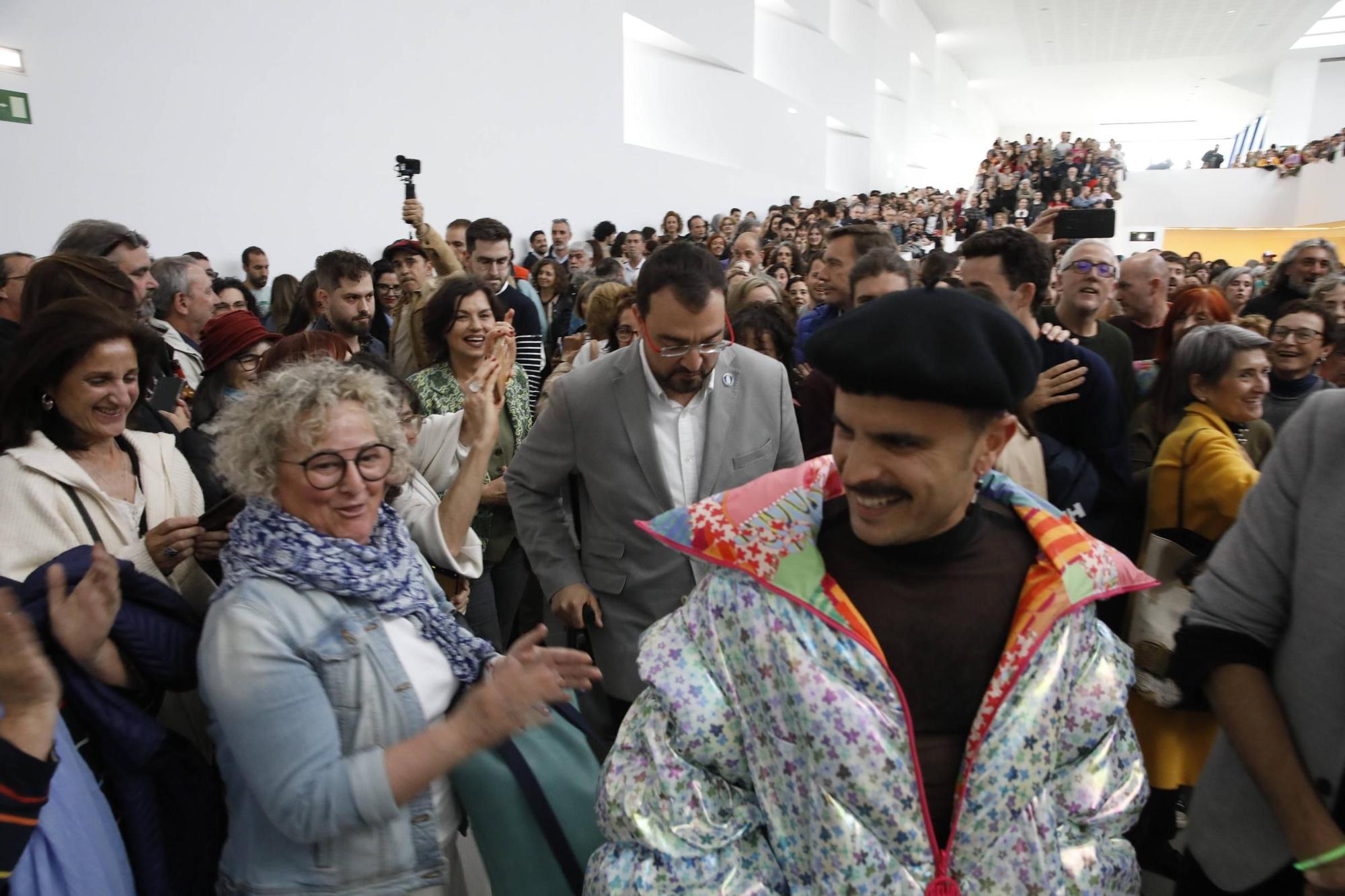 En imágenes: Así fue la inauguración de la exposición de Rodrigo Cuevas en la Laboral Centro de Arte