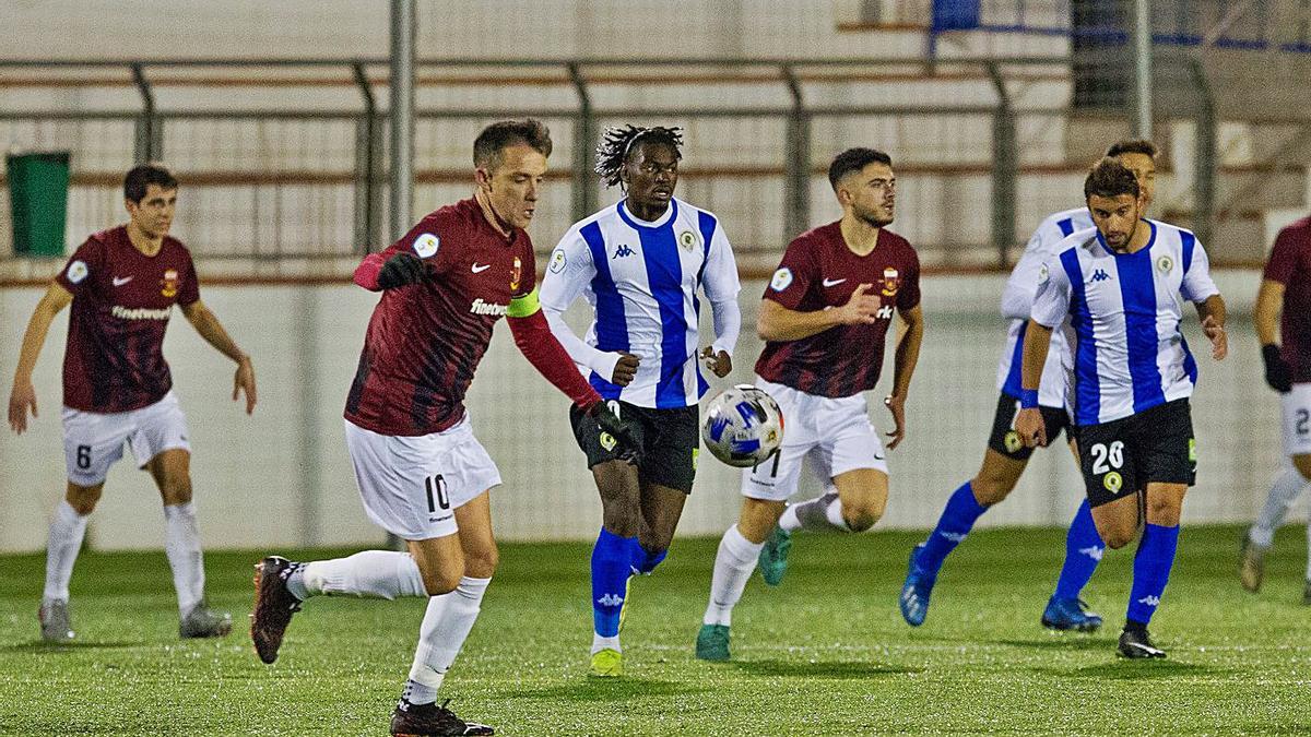 Un instante del partido disputado ayer en la Ciudad Deportiva de Alicante. | ALEX DOMÍNGUEZ