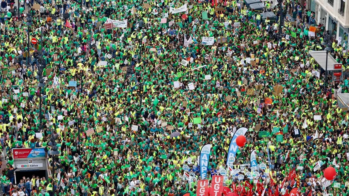 La manifestación educativa colapsa en centro de València