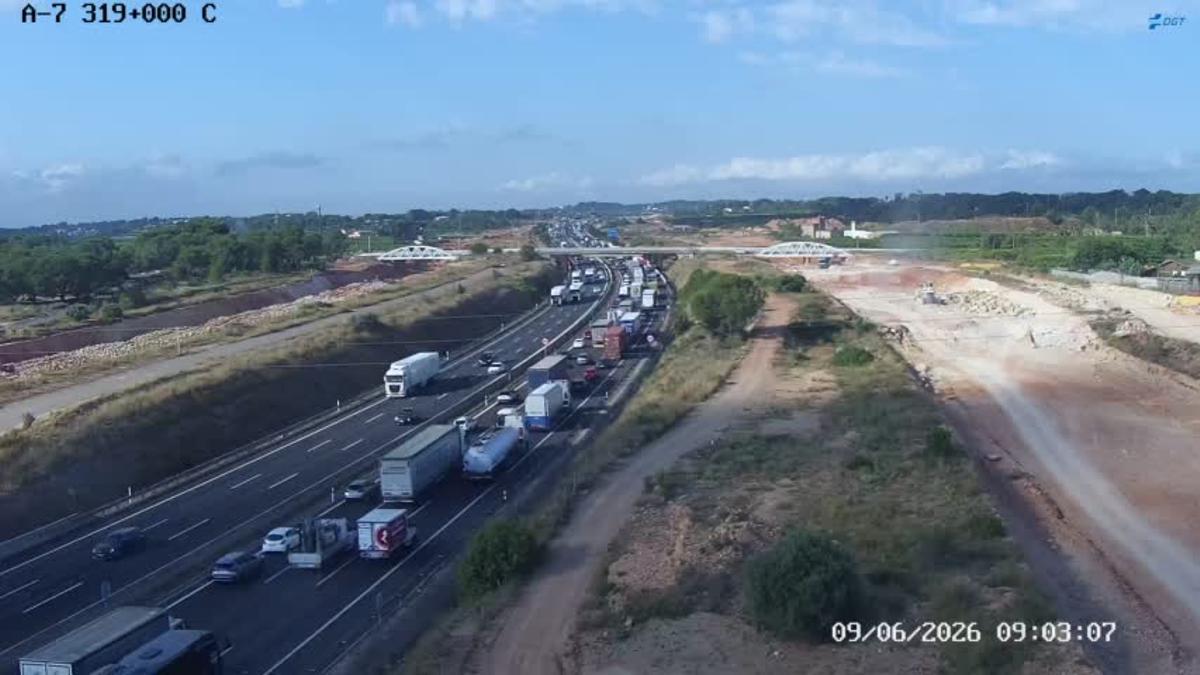 Un accidente en la A-7 a la altura de Moncada colapsa la autovía en sentido Alicante