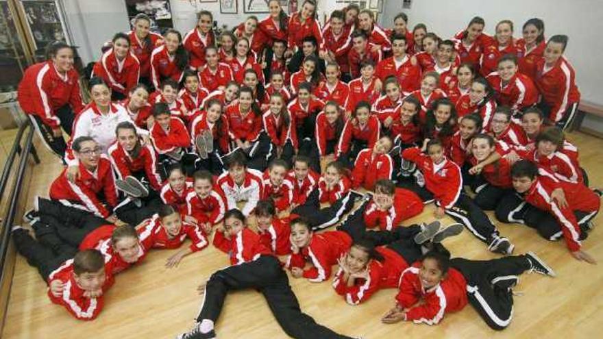 El equipo español de &quot;show dance&quot;, en la Escuela Media Punta de Vigo.  // Jorge Santomé
