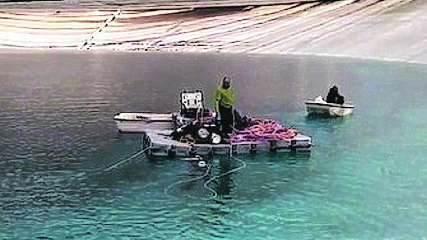 Los operarios de Balten trabajando en la balsa de El Saltadero.