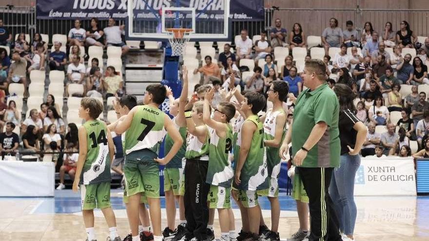 Los pequeños del Basketdeza se lucen en el Torneo Xacobeo 21